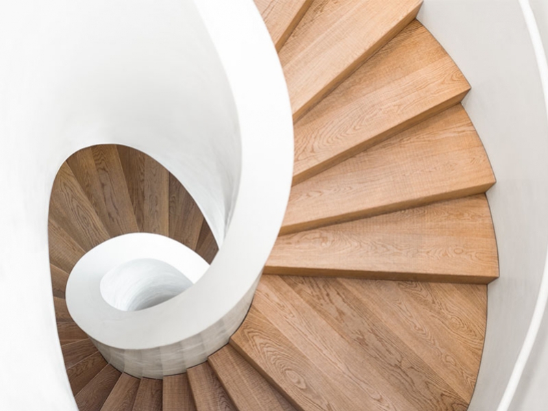 Comment rénover efficacement un escalier en bois : le guide étape par étape