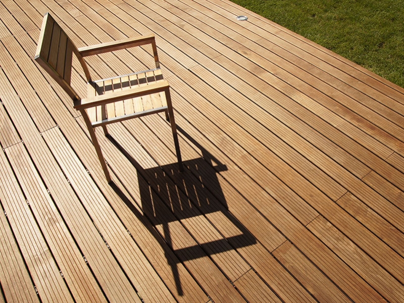 Comment choisir la meilleure huile de bois extérieur pour votre terrasse : le guide pratique