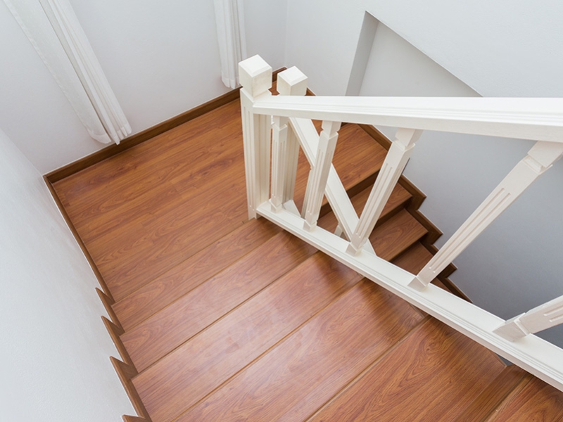 Les étapes à suivre pour poncer un escalier en bois 