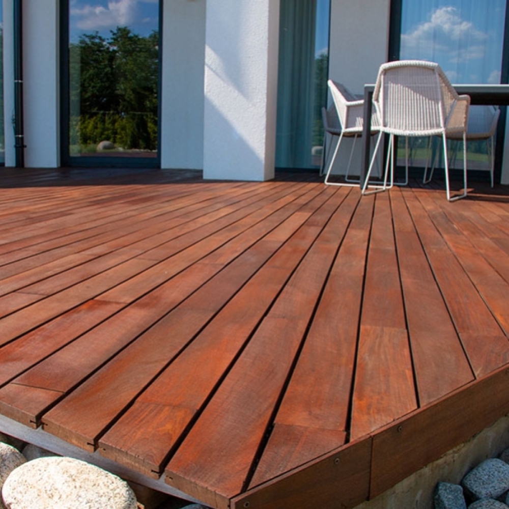 Comment entretenir une terrasse en bois exotique : suivez le guide