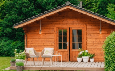 Comment protéger une cabane de jardin en bois : toutes nos astuces