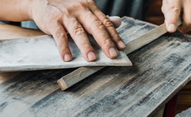 Rénovation de meubles en bois : Comment enlever la peinture et le vernis ?