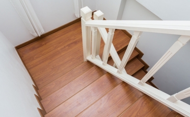 Restauration d'un garde-corps en bois : comment redonner vie à votre escalier en 5 étapes
