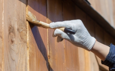 Comment protéger et entretenir une palissade extérieure en bois ?