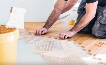 Travaux d’intérieur : coller un parquet en bois massif
