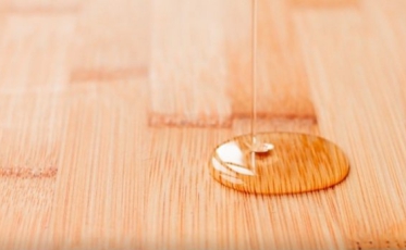 Taches, surplus ou rénovation, comment enlever l’huile sur le bois ?