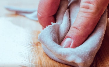 Choisir la bonne huile pour un meuble en bois